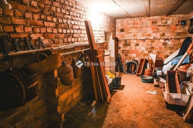 Eladó családi ház, Pécsett 170 M Ft, 1 szobás