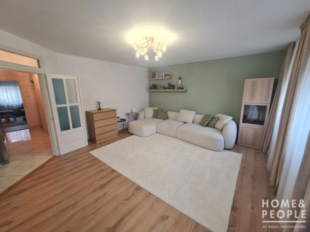 Eladó téglalakás, Szegeden 104.5 M Ft, 3 szobás