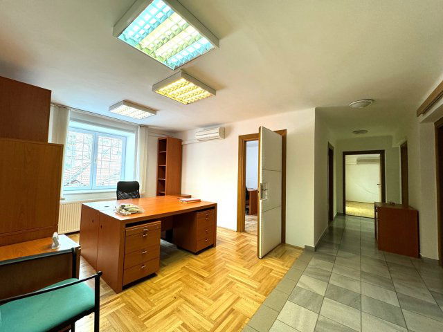 Kiadó iroda, Nagykanizsán, Erzsébet téren 700 E Ft / hó