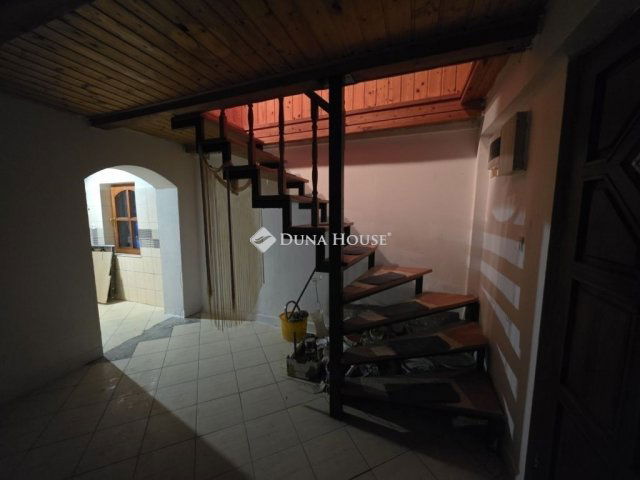 Eladó családi ház, Budapesten, III. kerületben 74.8 M Ft