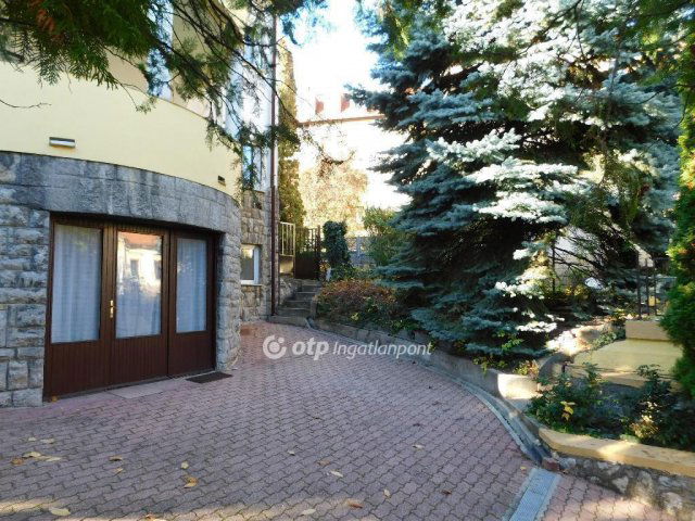 Eladó családi ház, Pécsett 329 M Ft, 9 szobás