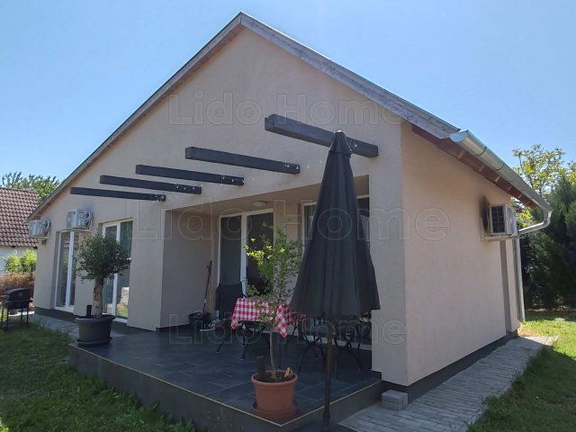 Eladó családi ház, Balatonfenyvesen 139 M Ft, 17 szobás