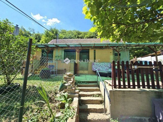 Eladó családi ház, Pécelen 28.9 M Ft, 3 szobás