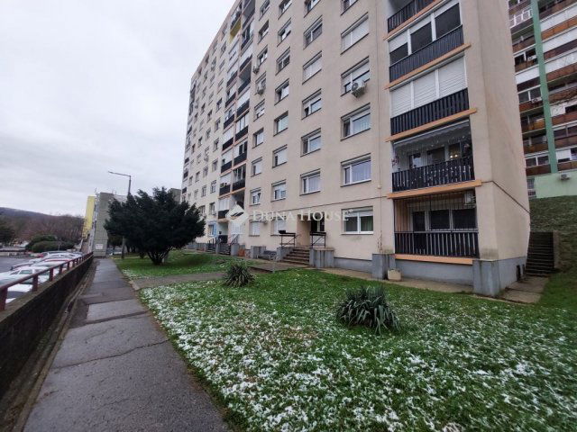 Eladó panellakás, Komlón 21 M Ft, 2 szobás