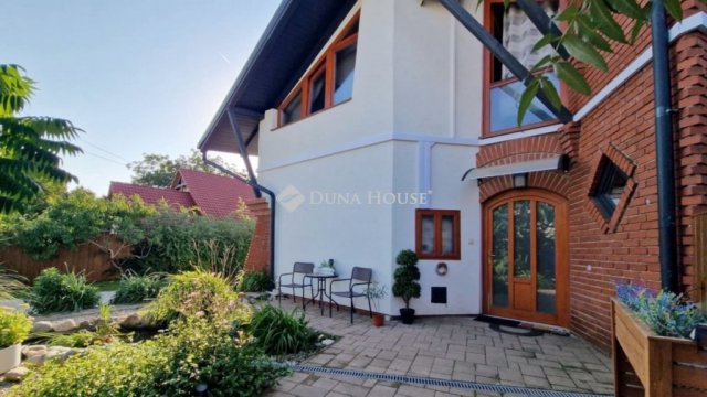 Eladó családi ház, Pécsett, Szövőgyár utcában 148 M Ft