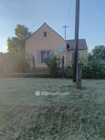 Eladó családi ház, Göllén 4.8 M Ft, 1+2 szobás