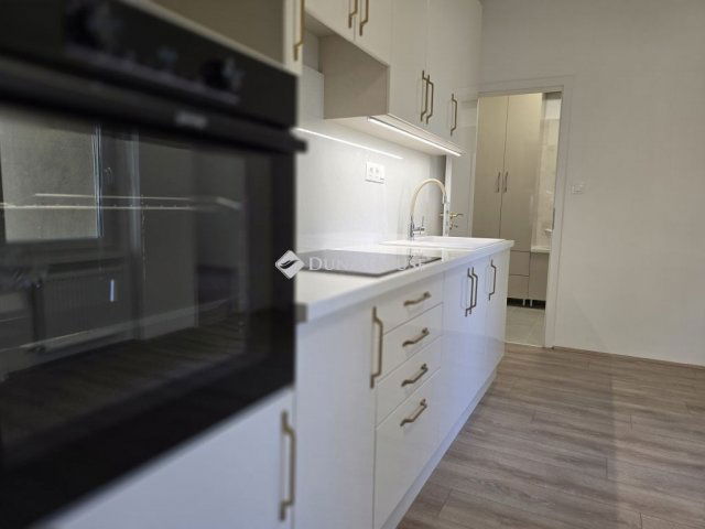 Eladó téglalakás, Pécsett 69.9 M Ft, 3 szobás