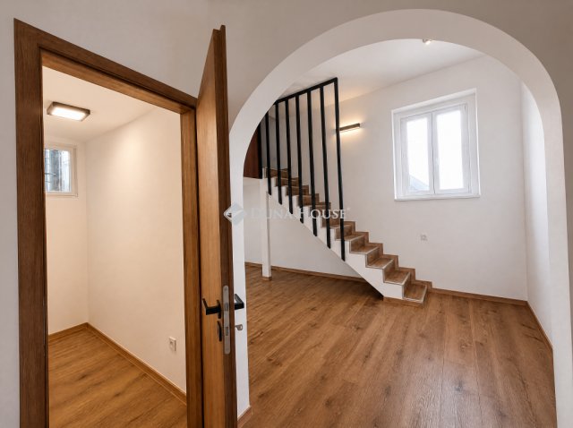 Eladó téglalakás, Budapesten, VI. kerületben 59.9 M Ft, 1 szobás
