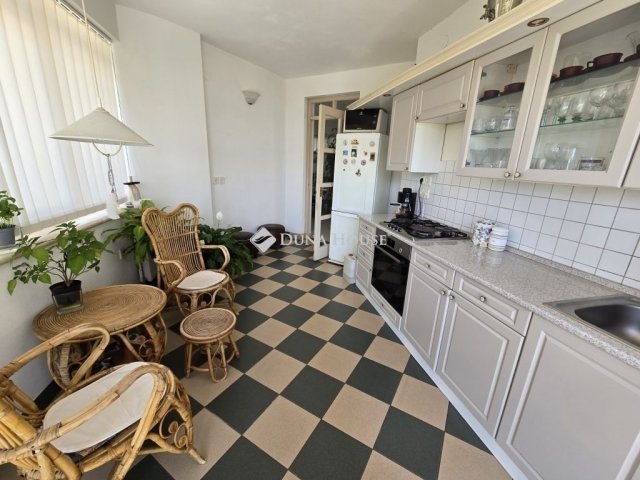 Eladó családi ház, Pécsett 195 M Ft, 6 szobás