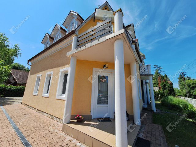 Eladó családi ház, Balatonfenyvesen 130 M Ft, 6 szobás