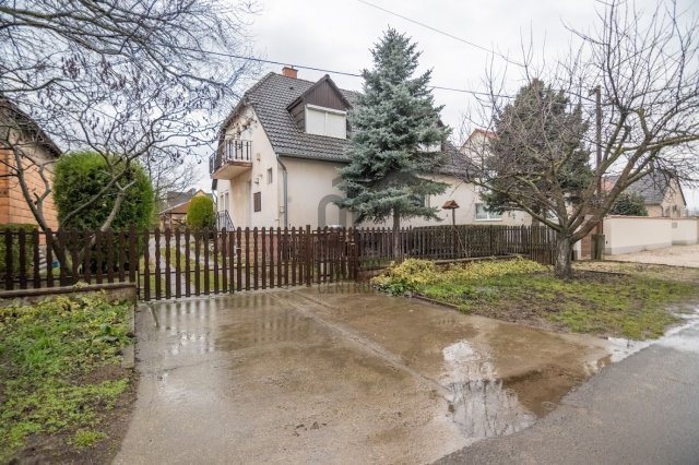 Eladó családi ház, Tolnán 79.99 M Ft, 5 szobás