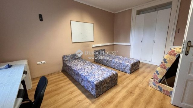 Eladó téglalakás, Szombathelyen 69 M Ft, 4 szobás