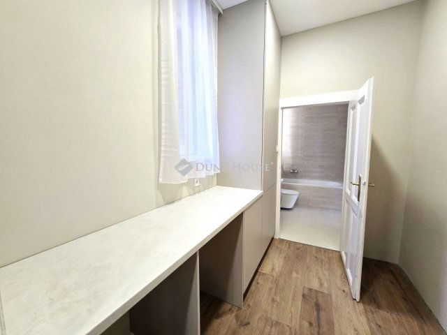 Eladó téglalakás, Pécsett 65.9 M Ft, 3 szobás