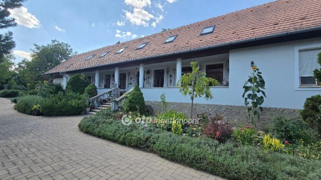 Eladó családi ház, Etyeken 260 M Ft, 4 szobás