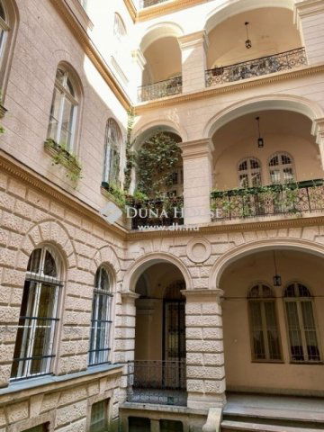 Eladó téglalakás, Budapesten, VI. kerületben 210 M Ft, 1 szobás