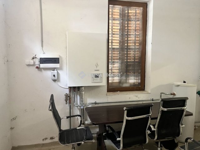 Eladó családi ház, Bólyban 220 M Ft, 9 szobás