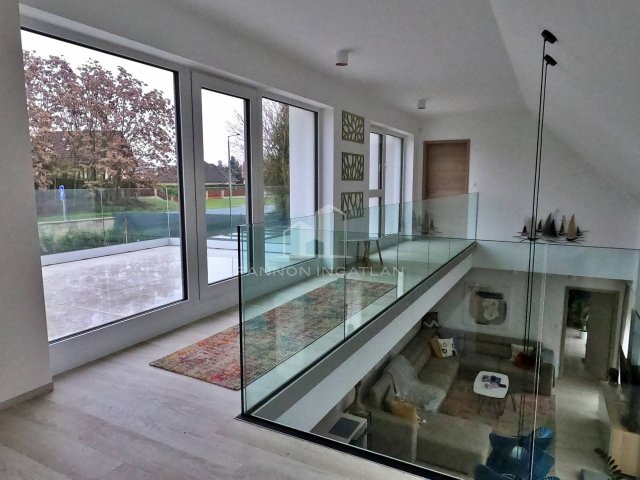 Eladó családi ház, Velencén 449.99 M Ft, 9 szobás