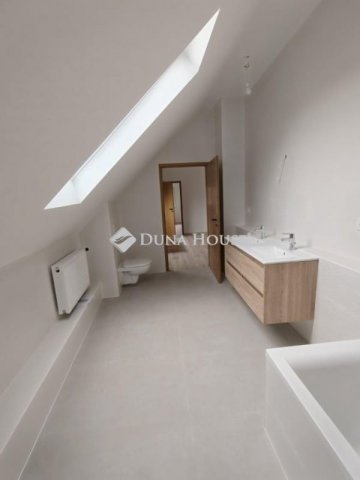 Eladó téglalakás, Budapesten, XV. kerületben 95 M Ft, 4 szobás