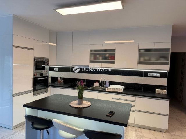 Eladó családi ház, Kecskeméten 98 M Ft, 4 szobás