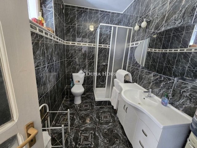 Eladó családi ház, Pécsett 184.99 M Ft, 6 szobás
