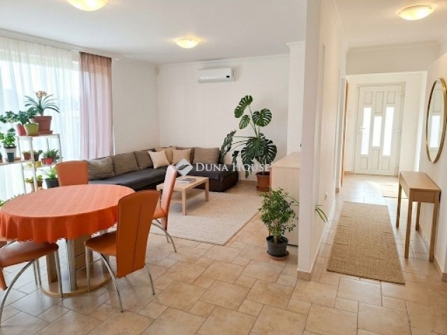 Eladó családi ház, Szegeden 155 M Ft, 4 szobás