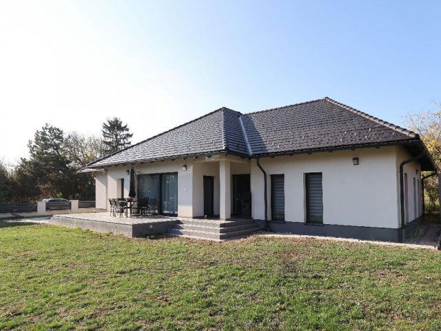 Eladó családi ház, Kőszárhegyen 134.99 M Ft, 5 szobás