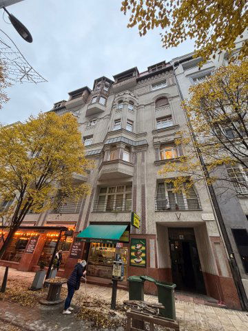 Eladó téglalakás, Budapesten, V. kerületben, Október 6. utcában