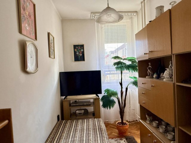 Eladó panellakás, Oroszlányban 27 M Ft, 1+1 szobás