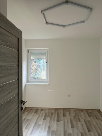 Eladó téglalakás, Komlón 42.5 M Ft, 3 szobás