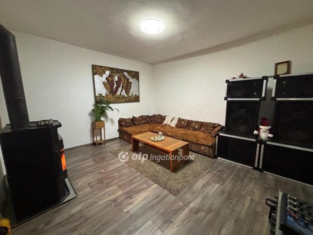 Eladó családi ház, Ádándon 42 M Ft, 4+1 szobás