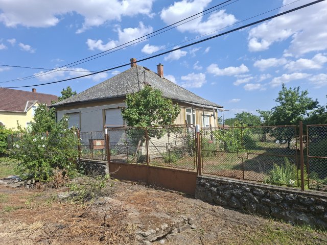 Eladó családi ház, Besenyőtelken 20.5 M Ft, 3 szobás