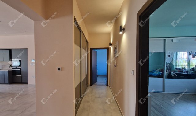 Eladó családi ház, Komáromban 450 M Ft, 7 szobás