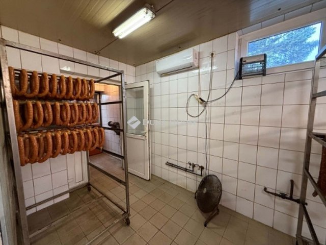 Kiadó üzlethelyiség, Kisújszálláson 400 E Ft / hó