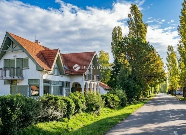 Eladó családi ház, Szigligeten 399 M Ft, 9 szobás