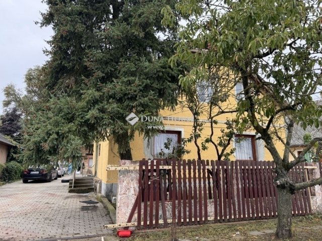 Eladó családi ház, Gödöllőn 54 M Ft, 8 szobás