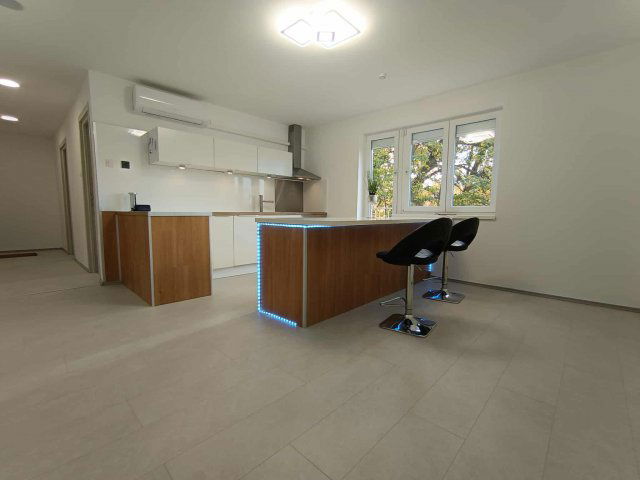 Eladó téglalakás, Komlón 34.4 M Ft, 2 szobás