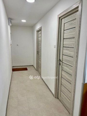 Eladó téglalakás, Komlón 35.4 M Ft, 2 szobás