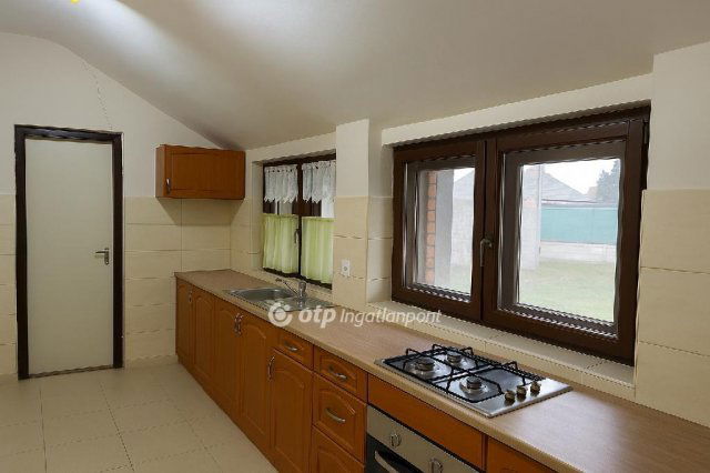 Eladó családi ház, Ercsiben 39.9 M Ft, 3 szobás