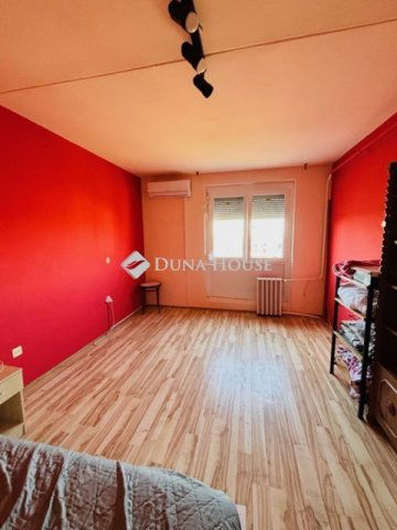 Kiadó panellakás, albérlet, Pécsett 170 E Ft / hó, 3 szobás