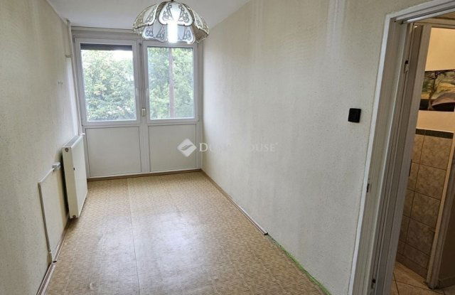 Eladó panellakás, Pécsett 37.99 M Ft, 2 szobás