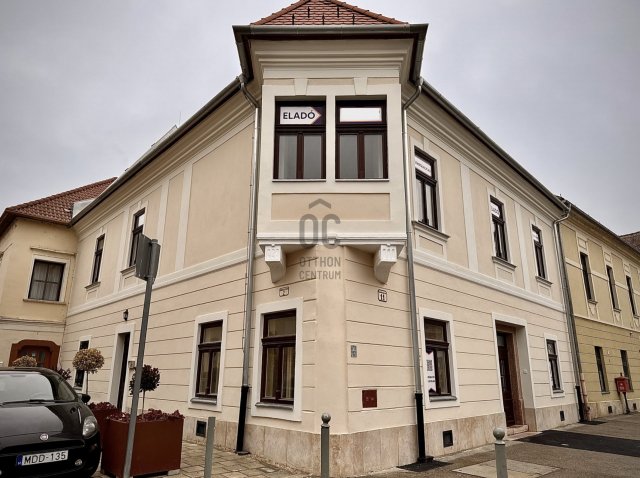 Eladó téglalakás, Győrött 115 M Ft, 4 szobás
