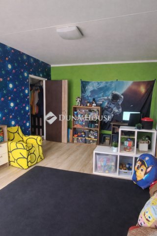 Eladó panellakás, Pécsett 47.5 M Ft, 3 szobás