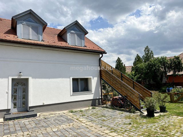 Eladó családi ház, Budaörsön 475 M Ft, 12 szobás