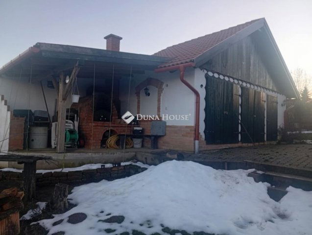 Eladó családi ház, Akán 49.9 M Ft, 3 szobás