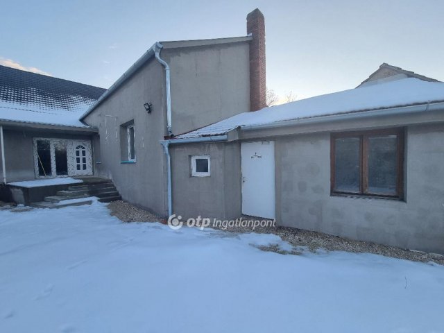 Eladó családi ház, Pápán 57 M Ft, 4 szobás