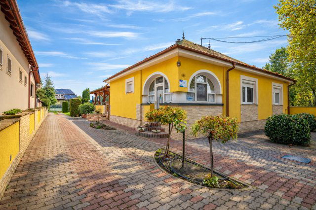 Eladó családi ház, Balatonszemesen 236 M Ft, 4+4 szobás