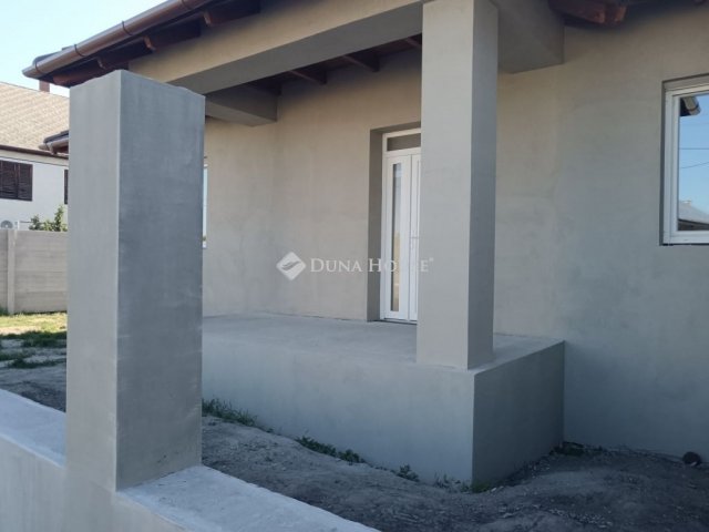 Eladó ikerház, Abonyban 81.5 M Ft, 3 szobás