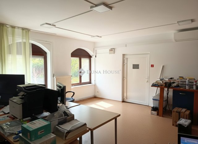 Eladó családi ház, Debrecenben 155 M Ft, 9 szobás