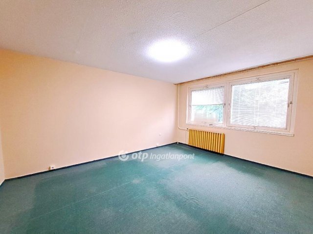 Eladó panellakás, Cegléden 36.9 M Ft, 1 szobás