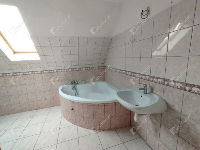 Eladó családi ház, Gönyűn 69.9 M Ft, 4 szobás